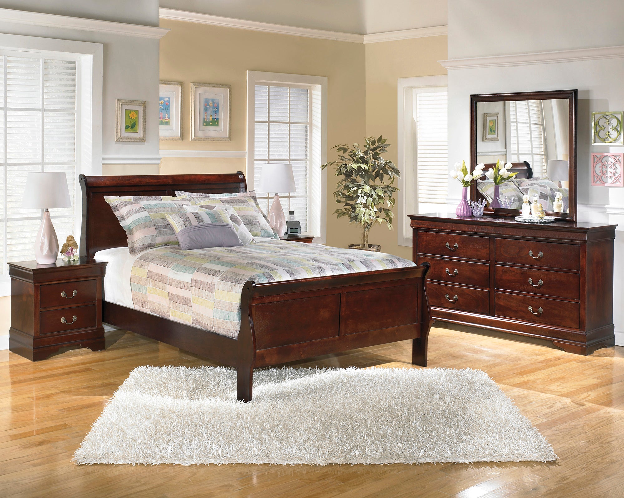 Alisdair Full Sleigh Bed with Mirrored Dresser