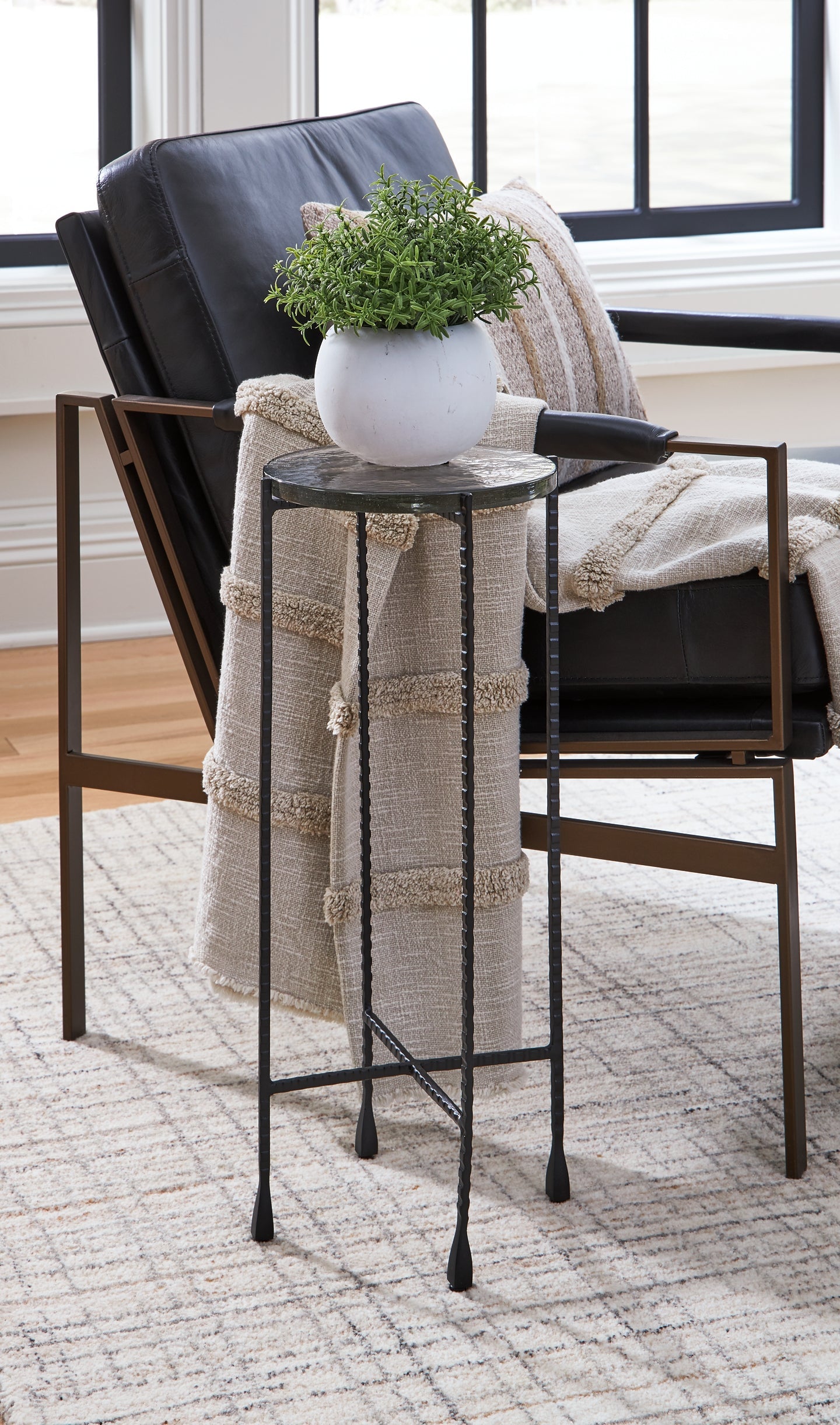 Newgoren Accent Table - Clear/Black