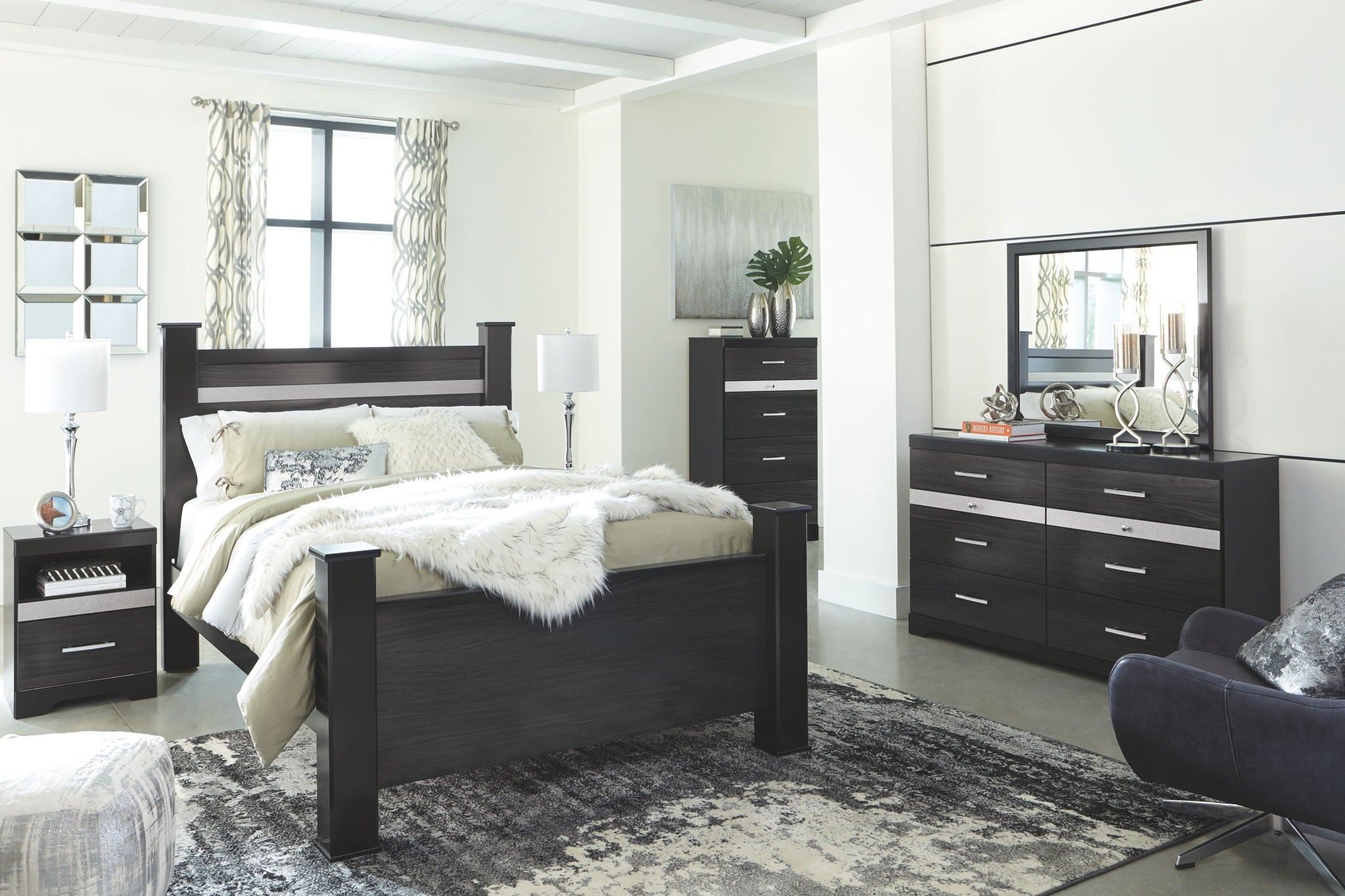 Starberry Queen Poster Bed with Mirrored Dresser