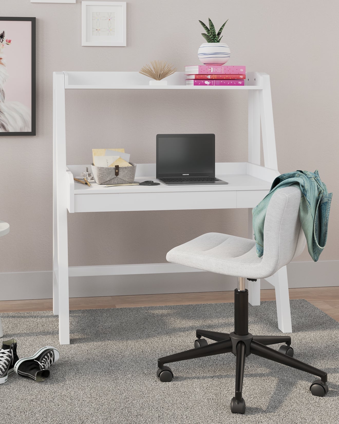 Blariden Desk w/Hutch